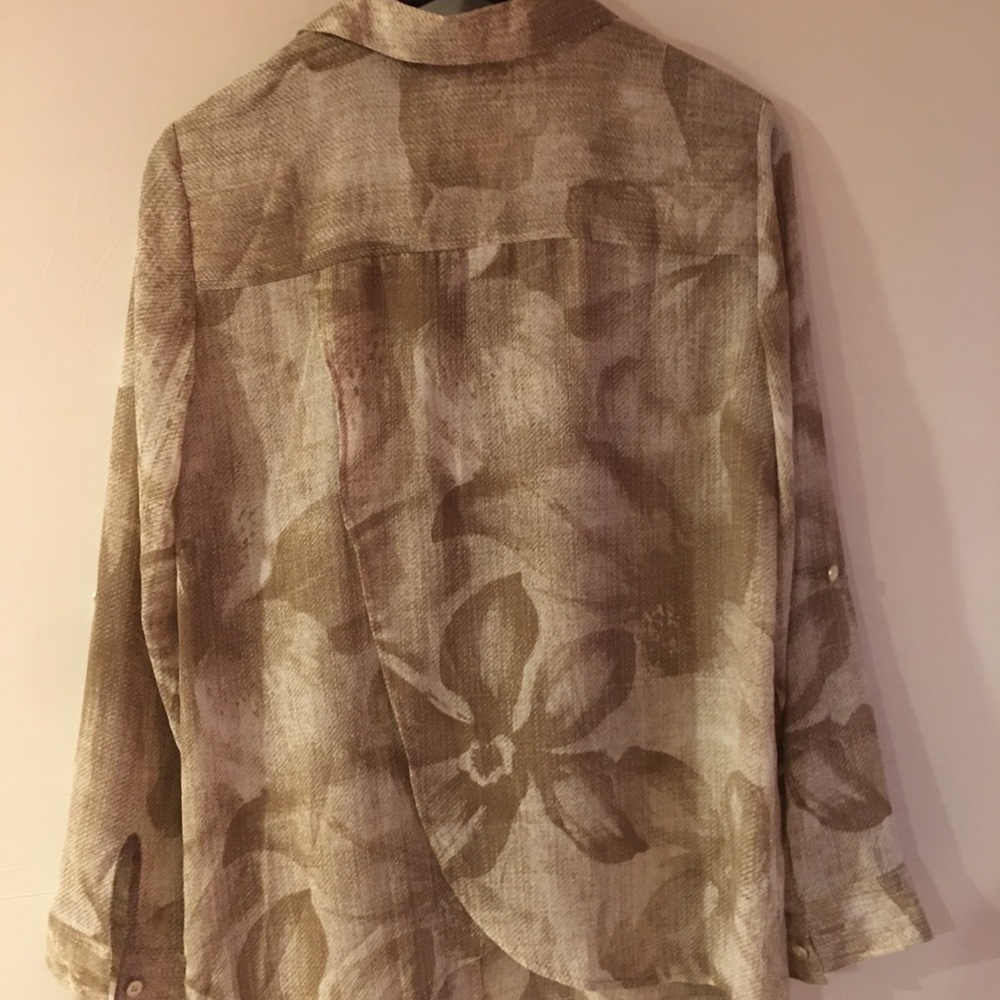 Chico’s beige and white floral blouse - Picture 2 of 3